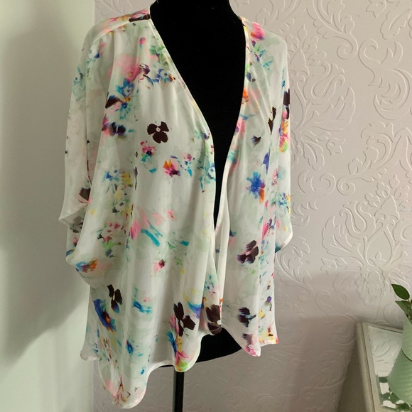 Floral sheer shawl - Picture 3 of 3